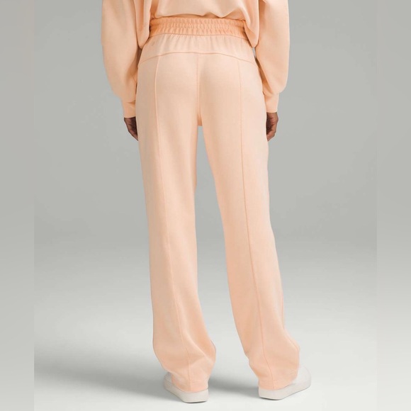 NWT Lululemon Softstreme‎ High-Rise Pant *Regular
Peach Bellini Size 14 - Picture 2 of 15